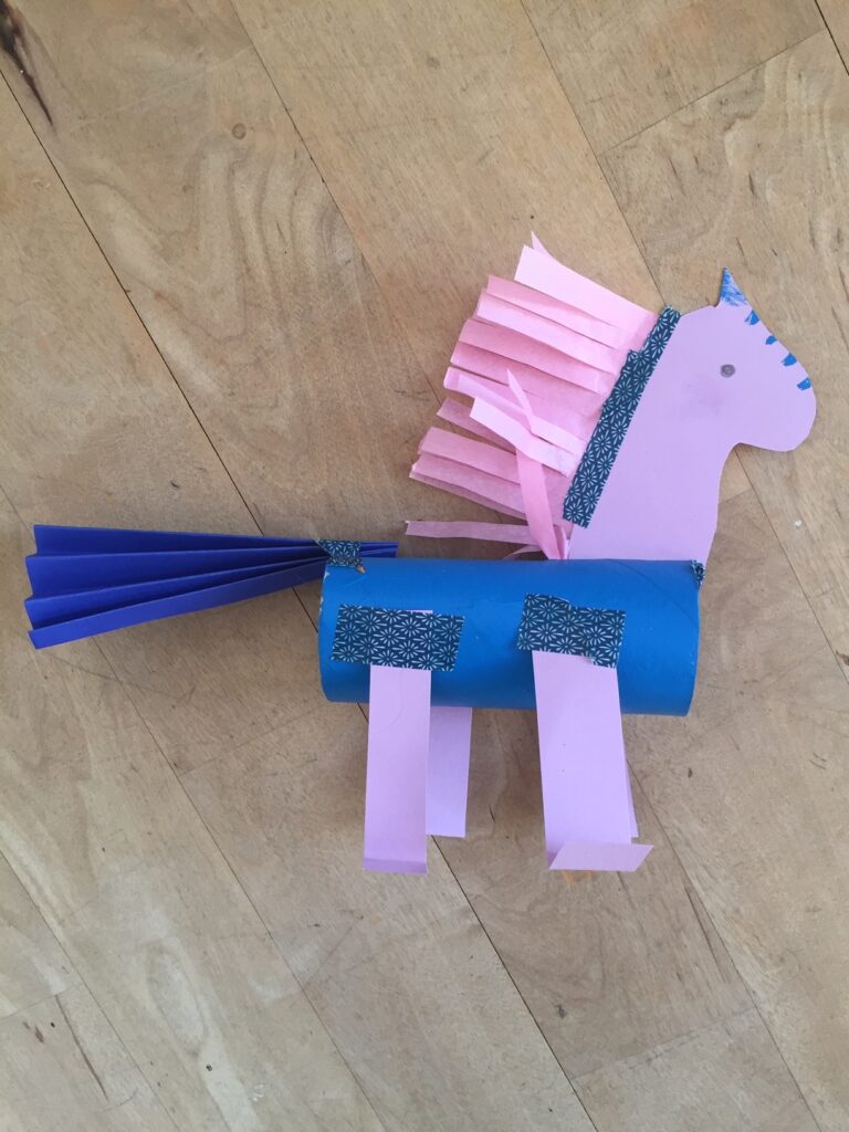 Ein handgemachtes Einhorn aus Papier mit den Farben rosa und blau