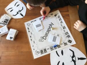 Zwei Kinder spielen Big Datapoly.