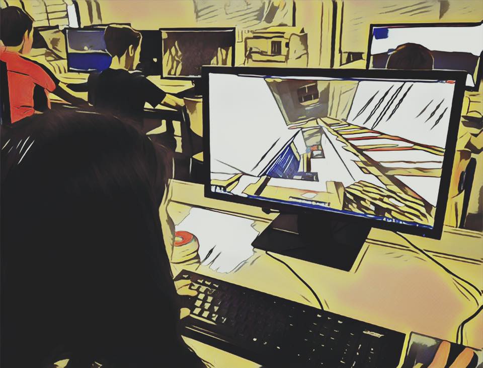Ein bearbeitetes Foto von Kindern, die in einem Computerraum sitzen.
