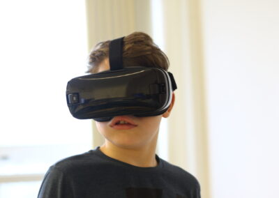 Ein Junge trägt eine Virtual-Reality-Brille.