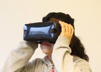 Ein Mädchen trägt eine Virtual-Reality-Brille.