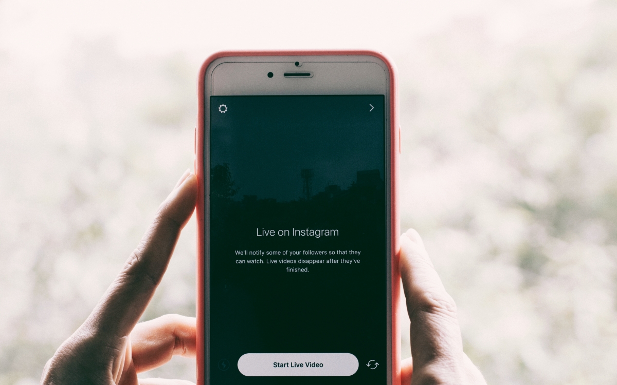 Ein Smartphone-Display mit einer Benachrichtigung von Instagram zu Live Streaming.