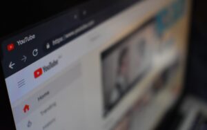 Ein Notebook-Display zeigt die YouTube-Seite