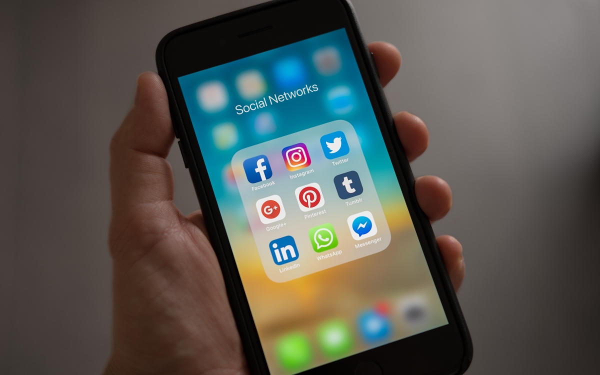 Ein Smartphone-Display zeigt die verschiedenen Apps der sozialen Medien