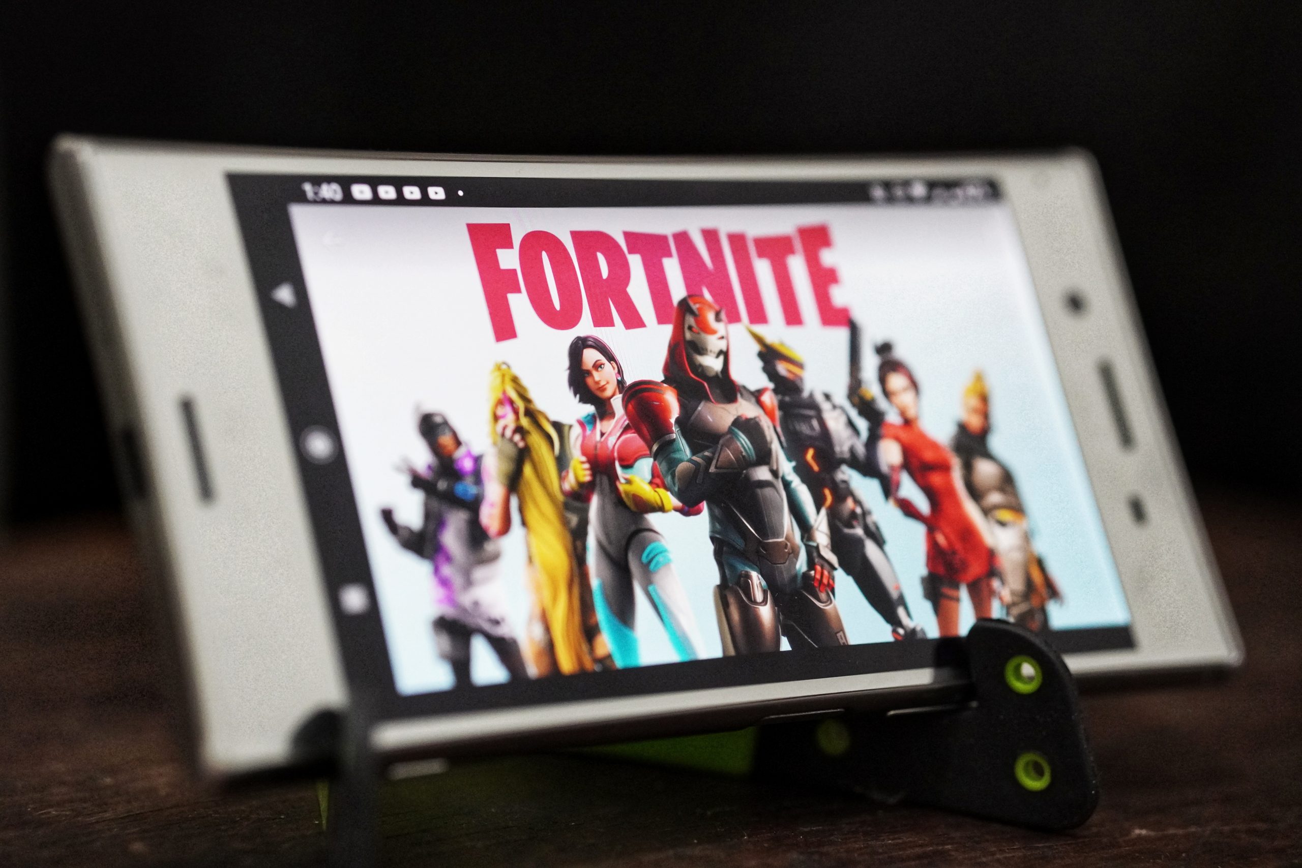 Ein Smartphone-Display zeigt das Spiel Fortnite.