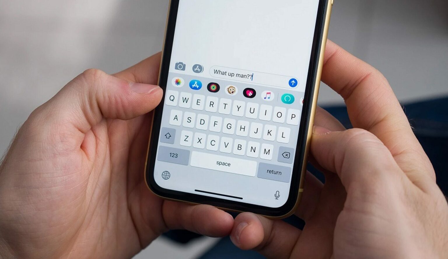 Eine Person tippt auf einem Smartphone eine Nachricht.