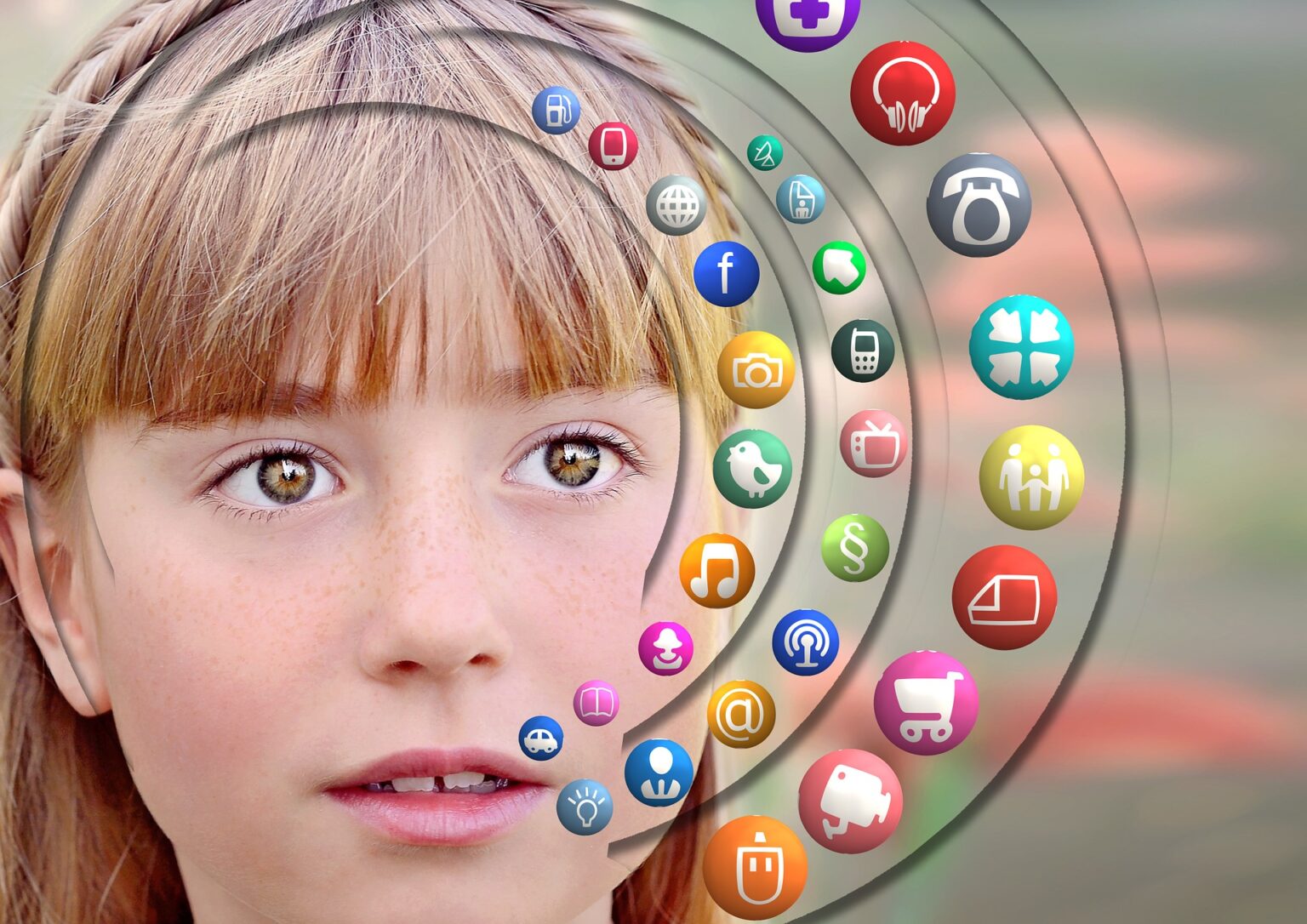 Ein Mädchen das viele Apps um ihr Gesicht herum platziert hat.