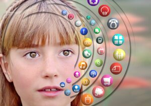 Ein Mädchen das viele Apps um ihr Gesicht herum platziert hat.