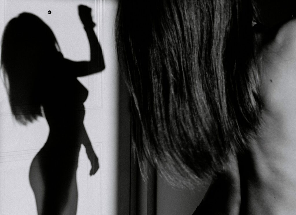 Der Schatten einer nackten Frau
