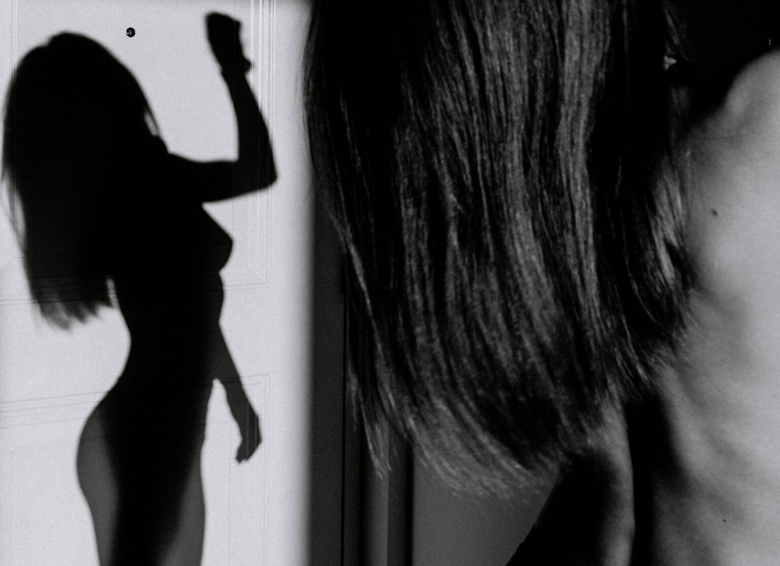 Der Schatten einer nackten Frau