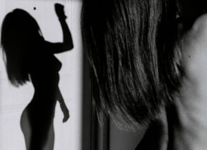Der Schatten einer nackten Frau