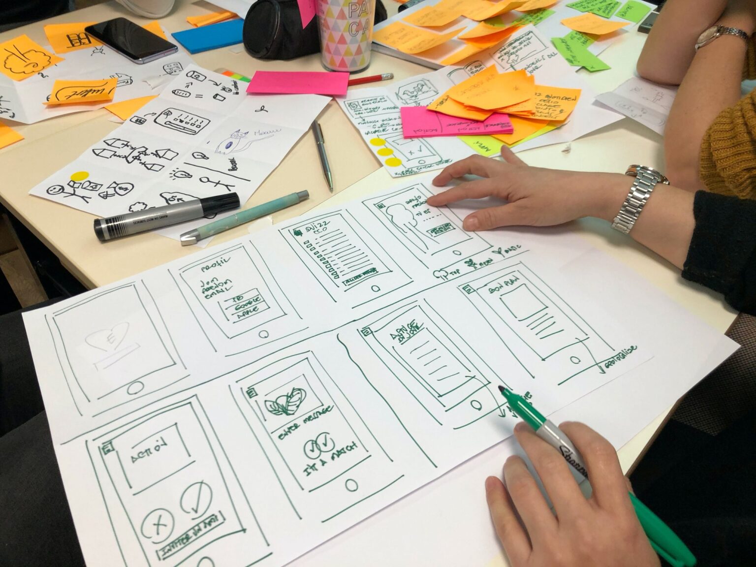 Zeichnungen von Smartphones als Teil eines Workshops