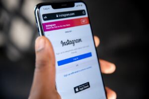 Ein Smartphone-Display zeigt die "Log In"-Seite von Instagram