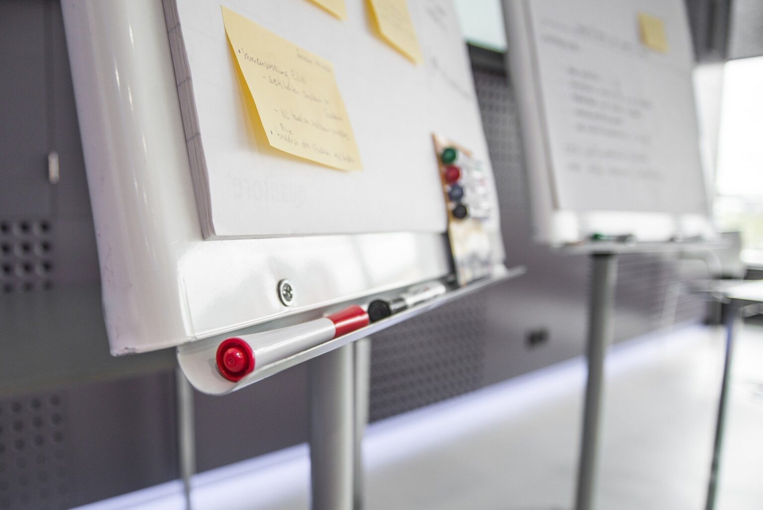 Ein Whiteboard mit Notizzettel drauf