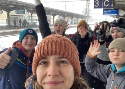 Selfie mit 7 in die Kamera lächelnden Personen im Schneegestöber am Weimarer Bahnhof